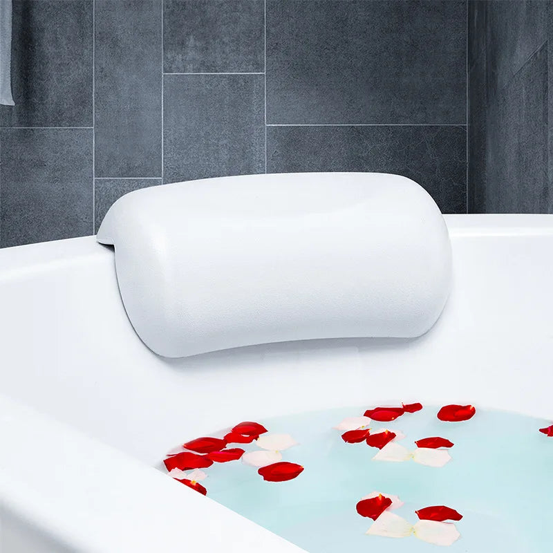 Badewannenkissen in Weiß mit vier Saugnäpfen in der Badewanne